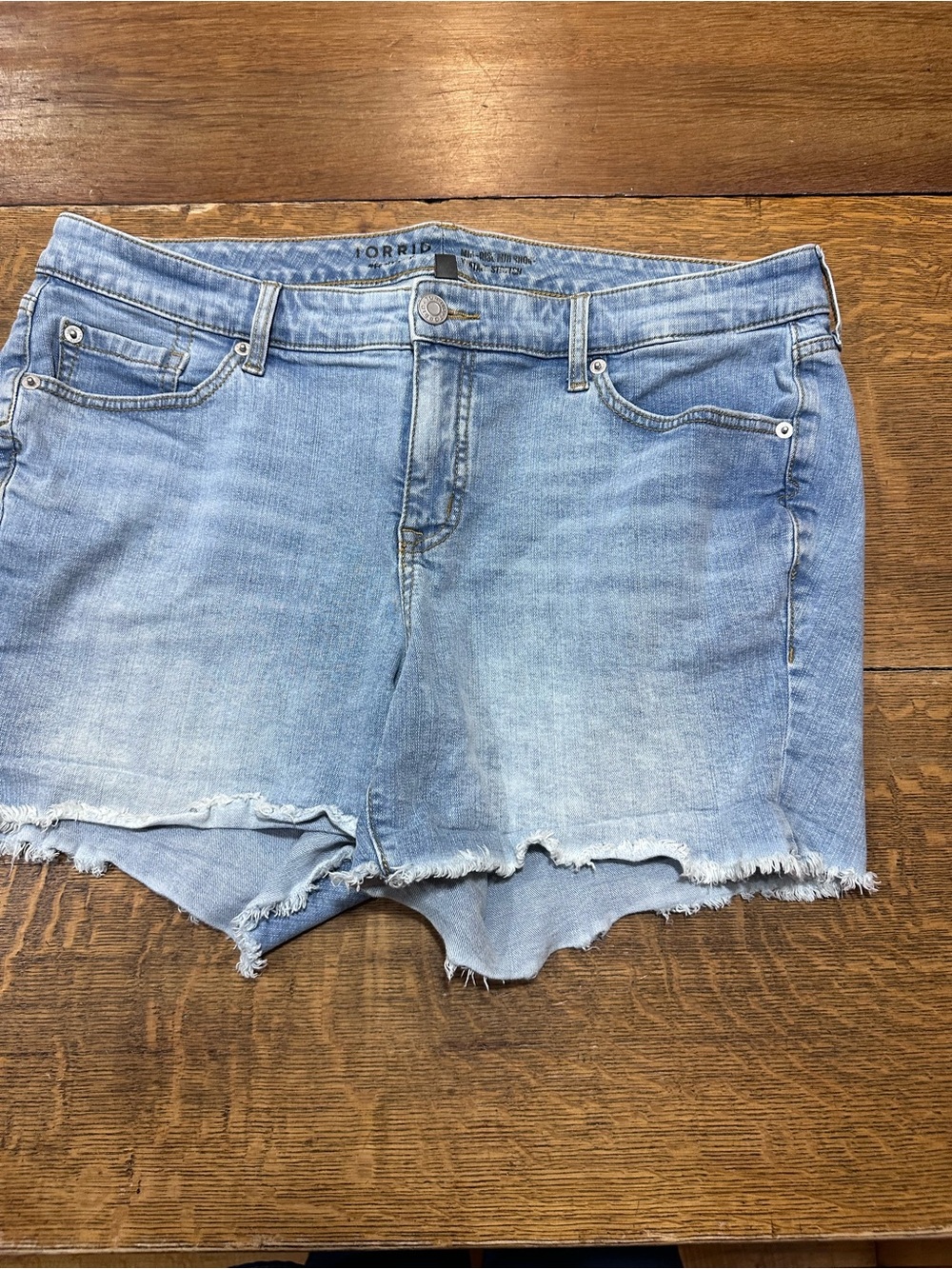 torrid sz 16 light  Wash Frayed Hem Denim Shorts